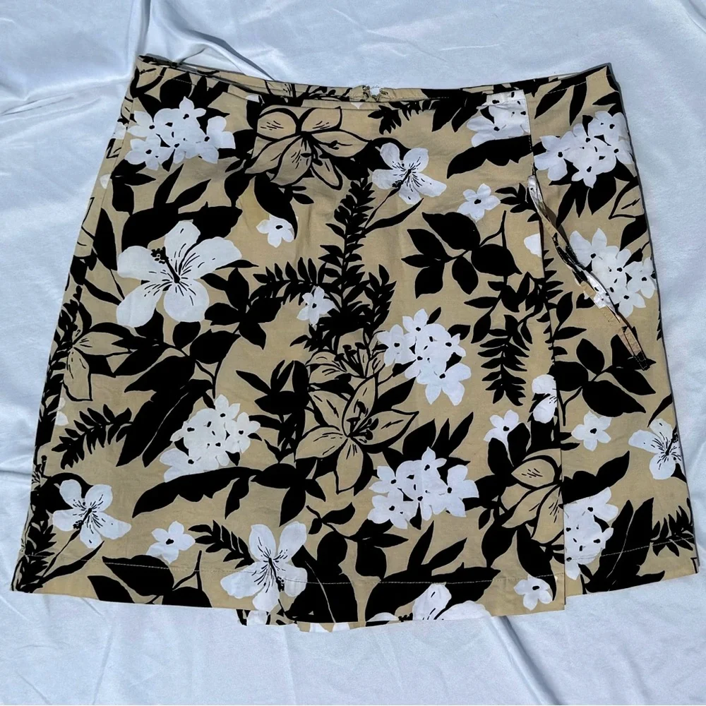 (10) WHITE STAG Fun Well-Made Stretch Black Tan & White Skort